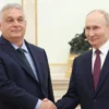 il premier ungherese Victor Orban stringe la mano di Vladimir Putin