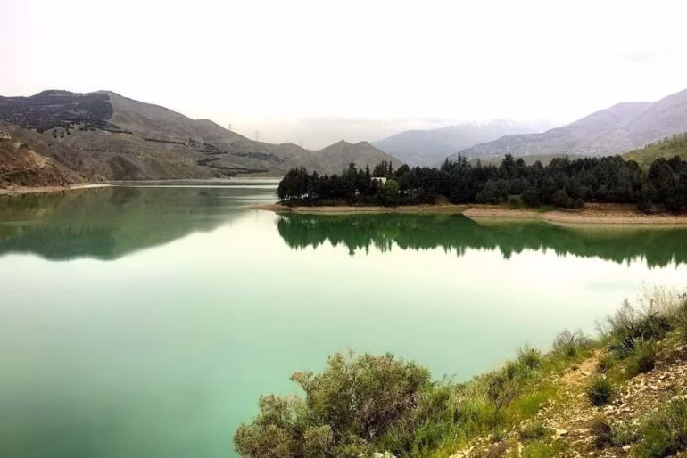 Lago della diga Latian in Iran